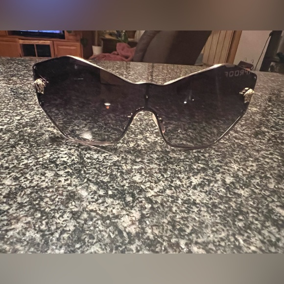 Versace sunglasses with her purple tint lined in gold trim with Versace symbols - Picture 4 of 9